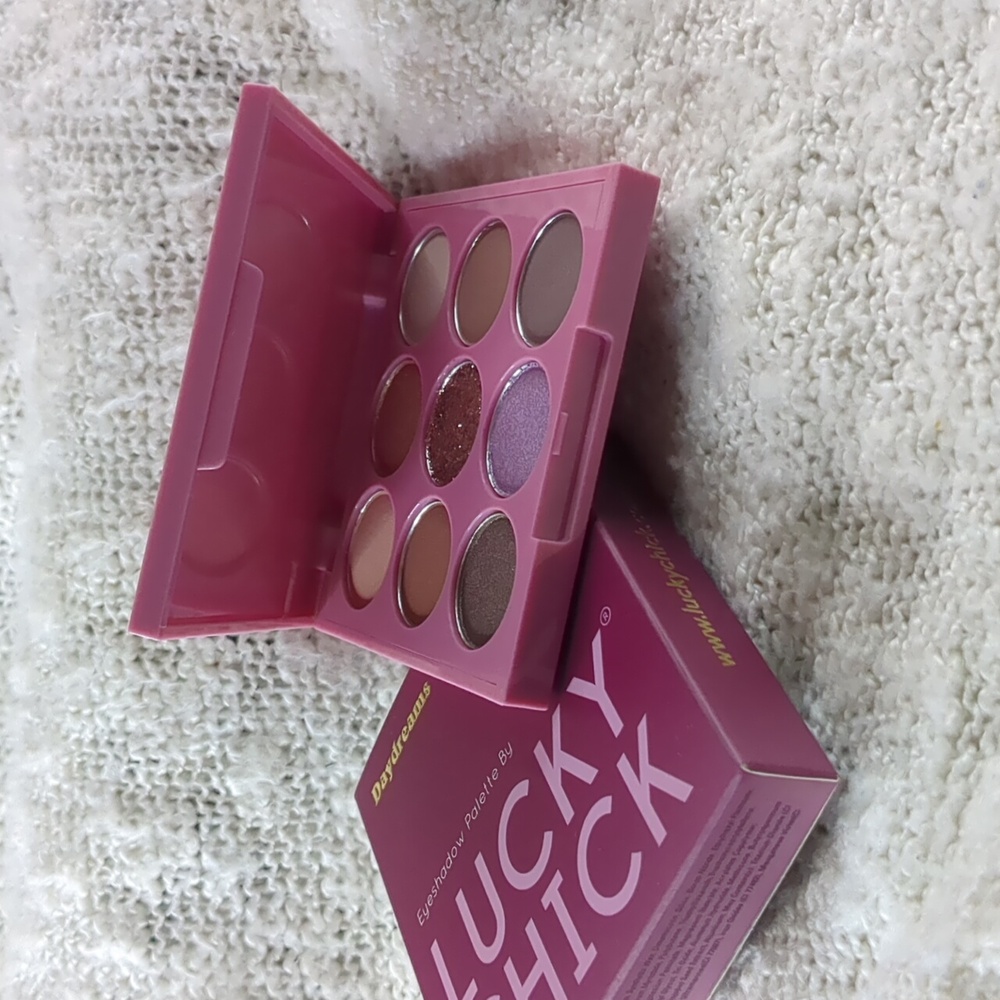 LUCKY CHICK Eyeshadow Palette in Daydreams, 6g/0.21oz - Picture 8 of 11